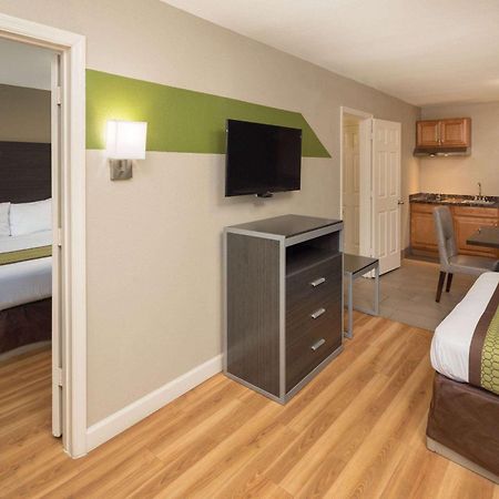 Days Inn & Suites By Wyndham Athens Exterior photo