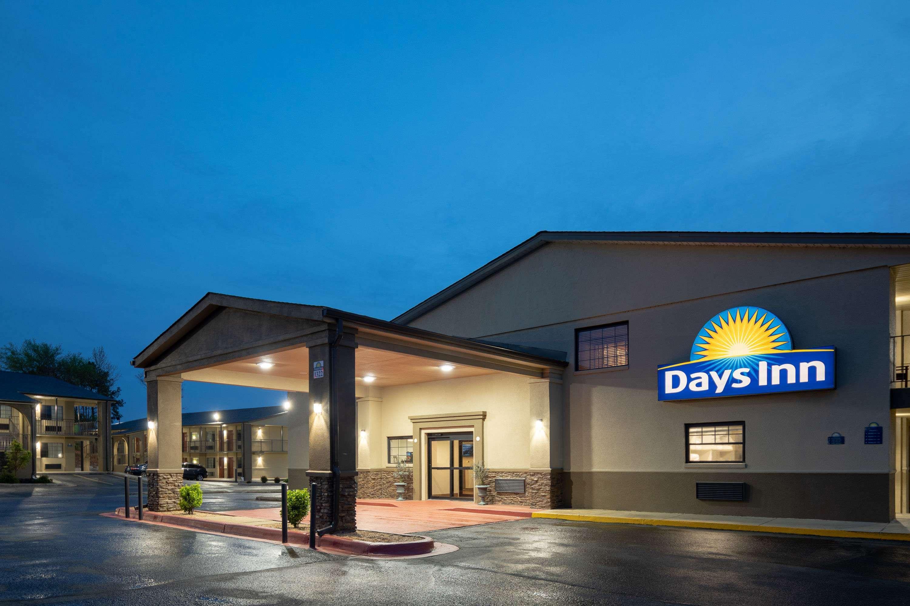 Days Inn & Suites By Wyndham Athens Exterior photo