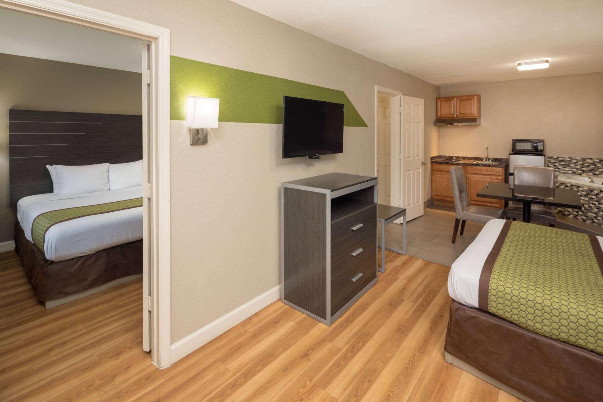 Days Inn & Suites By Wyndham Athens Exterior photo