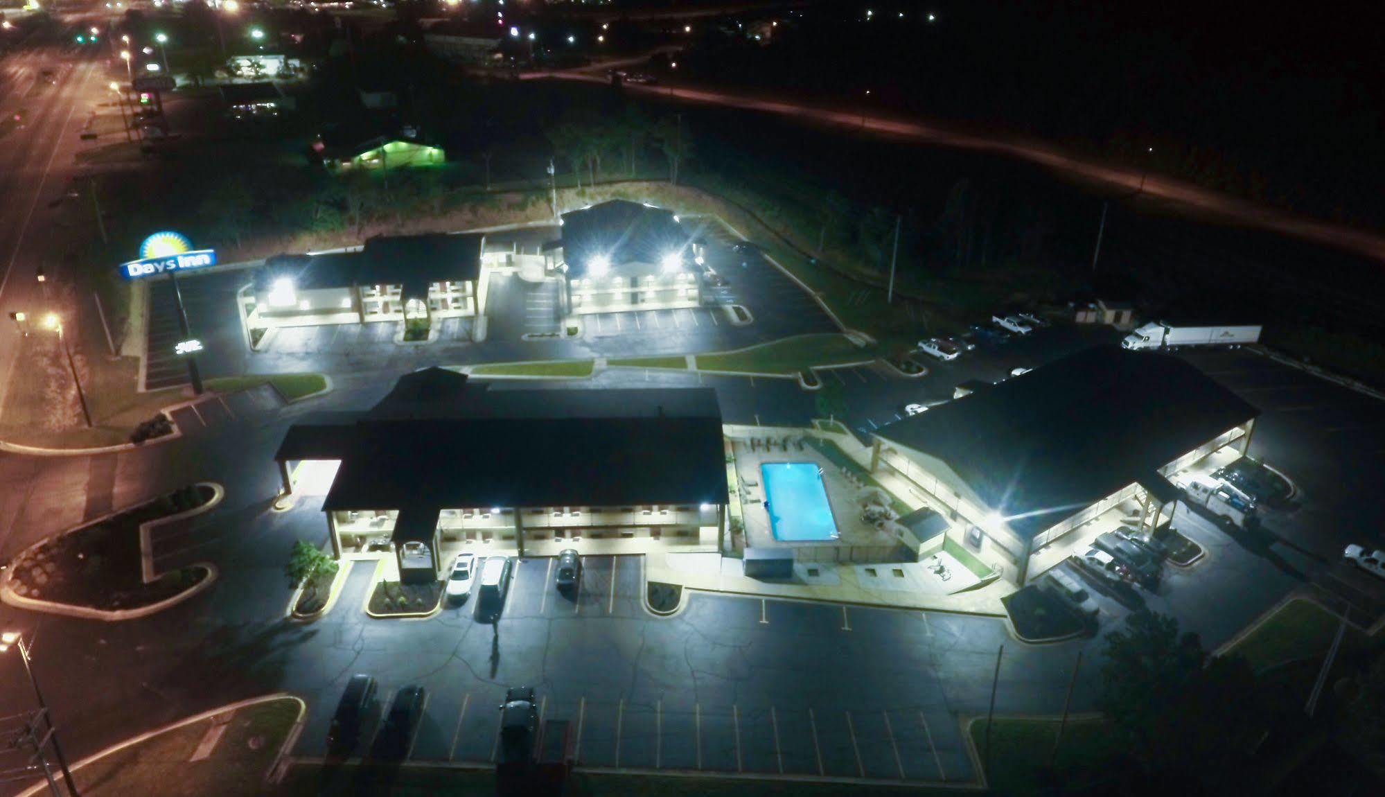 Days Inn & Suites By Wyndham Athens Exterior photo