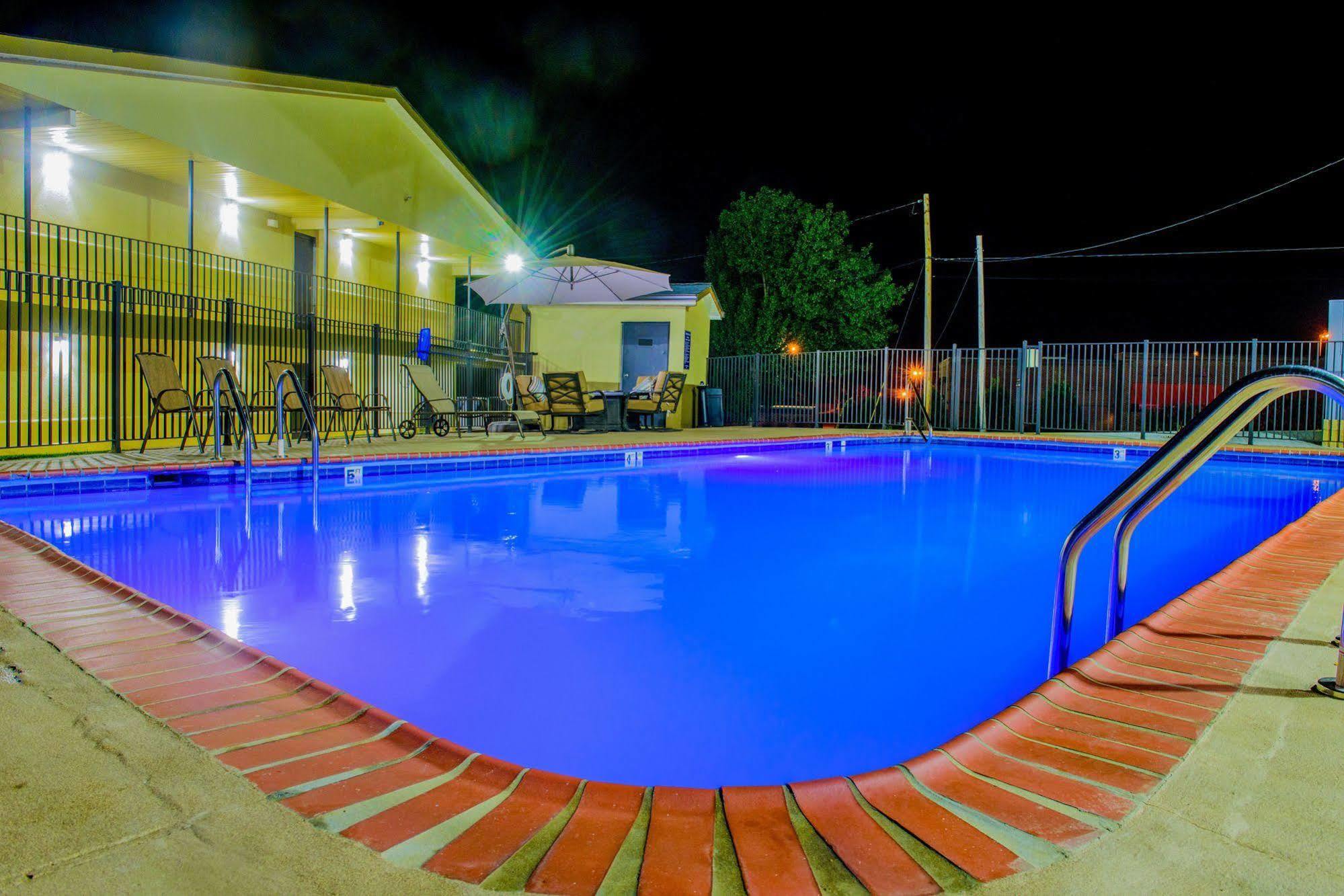 Days Inn & Suites By Wyndham Athens Exterior photo
